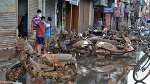 Damaged vehicle seen after flood water recede in Sangli.(Uday Deolekar/ Hindustan Times) Damaged vehicle seen after flood water recede in Sangli.(Uday Deolekar/ Hindustan Times)