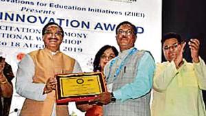 Kumar recieves the award from Union minister Ramesh Pokhrial.(HT Photo) Kumar recieves the award from Union minister Ramesh Pokhrial.(HT Photo)
