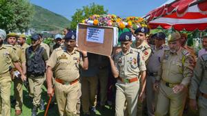 Director General of Police Dilbag Singh and other police officers carry the coffin of special police officer (SPO) Bilal Ahmad during a tribute paying ceremony in Baramulla district of Kashmir.(Photo: PTI) Director General of Police Dilbag Singh and other police officers carry the coffin of special police officer (SPO) Bilal Ahmad during a tribute paying ceremony in Baramulla district of Kashmir.(Photo: PTI)