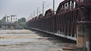 The old iron bridge on Yamuna was thrown open to traffic on Wednesday after the water levels of the river started receding.(Raj K Raj/HT PHOTO) The old iron bridge on Yamuna was thrown open to traffic on Wednesday after the water levels of the river started receding.(Raj K Raj/HT PHOTO)