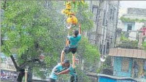 With an eye on safety this Janmashtami, over 35 organisers have roped in various trekking groups which help the climbers use harnesses during the festival.(Shutterstock) With an eye on safety this Janmashtami, over 35 organisers have roped in various trekking groups which help the climbers use harnesses during the festival.(Shutterstock)