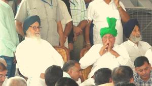 Shiromani Akali Dal patron Parkash Singh Badal and former Haryana CM Om Prakash Chautala at the prayer meet held in remembrance of latter’s wife late Sneh Lata in Sirsa.(HT Photo) Shiromani Akali Dal patron Parkash Singh Badal and former Haryana CM Om Prakash Chautala at the prayer meet held in remembrance of latter’s wife late Sneh Lata in Sirsa.(HT Photo)