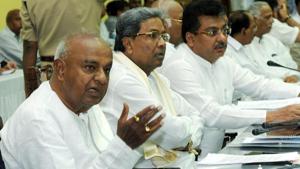 Former Prime Minister HD Deve Gowda and former Karnataka Chief Minister Siddaramaiah have started blaming each other for the collapse of the coalition government in the state.(PTI PHOTO.) Former Prime Minister HD Deve Gowda and former Karnataka Chief Minister Siddaramaiah have started blaming each other for the collapse of the coalition government in the state.(PTI PHOTO.)