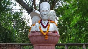 NSUI welcomes the removal of Sarvarkar’s bust from DU campus.(Twitter/@kainisms) NSUI welcomes the removal of Sarvarkar’s bust from DU campus.(Twitter/@kainisms)