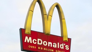 After food delivery platform Zomato, McDonald’s is now facing a major backlash from Twitterati over whether the fast food company serves jhatka or halal meat to its customers.(AP Photo) After food delivery platform Zomato, McDonald’s is now facing a major backlash from Twitterati over whether the fast food company serves jhatka or halal meat to its customers.(AP Photo)