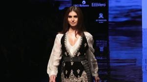 <p>Bollywood actor Tara Sutaria walked the ramp on the 4th day of ongoing Lakme Fashion Week in Mumbai. Tara walked the ramp fir designer Ritu Kamar and was dressed in short black dress with frills. Tara's dress was paired with a full sleeves top and thigh-high boots. This is Tara's first ramp appearance at Lakme Fashion Week. </p>
