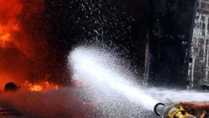 Firefighters are busy dowsing Goregaon godown fire that broke out on early Saturday morning(Hindustan Times/Representative picture) Firefighters are busy dowsing Goregaon godown fire that broke out on early Saturday morning(Hindustan Times/Representative picture)