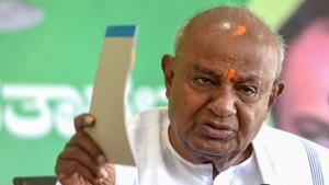 Former Prime Minister H D Deve Gowda and ex-Karnataka chief minister Siddaramaiah on Friday blamed each for the collapse of the Congress-Janata Dal (Secular) coalition government in the state.(PTI Photo) Former Prime Minister H D Deve Gowda and ex-Karnataka chief minister Siddaramaiah on Friday blamed each for the collapse of the Congress-Janata Dal (Secular) coalition government in the state.(PTI Photo)