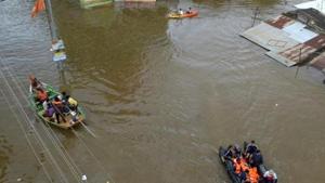 Navy personnel evacuate flood-affected people to safer places in Sangli district in the western state of Maharashtra.(HT/PHOTO) Navy personnel evacuate flood-affected people to safer places in Sangli district in the western state of Maharashtra.(HT/PHOTO)
