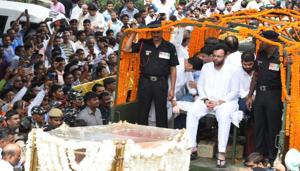 A van carries the mortal remains of Arun Jaitley to Nigam Bodh ghat from BJP headquarters in Delhi on Sunday.(Arvind Yadav/HT photo) A van carries the mortal remains of Arun Jaitley to Nigam Bodh ghat from BJP headquarters in Delhi on Sunday.(Arvind Yadav/HT photo)