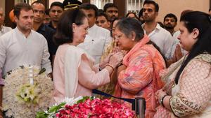 Congress President Sonia Gandhi consoles the family members of former finance minister and BJP leader Arun Jaitley as Rahul Gandhi looks on in New Delhi.(PTI PHOTO.) Congress President Sonia Gandhi consoles the family members of former finance minister and BJP leader Arun Jaitley as Rahul Gandhi looks on in New Delhi.(PTI PHOTO.)