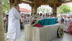 Home minister Amit Shah pays his last respects to Arun Jaitley before his last rites at Nigambodh Ghat in New Delhi on Sunday.(PTI) Home minister Amit Shah pays his last respects to Arun Jaitley before his last rites at Nigambodh Ghat in New Delhi on Sunday.(PTI)