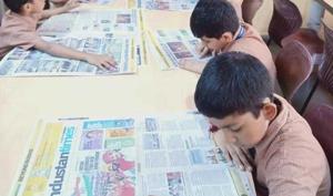 Class 3 and Class 4 students of the Cambridge School, Kandivli, read copies of Hindustan Times.(HT PHOTO)