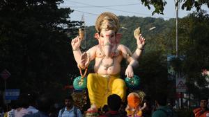 During Ganesh Chaturthi, devotees tend to offer gold ornaments, such as crowns, trunks, durvas, coins and chains to the deity.(Hindustan Times) During Ganesh Chaturthi, devotees tend to offer gold ornaments, such as crowns, trunks, durvas, coins and chains to the deity.(Hindustan Times)