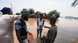 People distribute food to villagers affected by floods, at Jamaliwala Village, in Firozpur, Punjab, August 21, 2019.(Pardeep Pandit / HT Photo) People distribute food to villagers affected by floods, at Jamaliwala Village, in Firozpur, Punjab, August 21, 2019.(Pardeep Pandit / HT Photo)