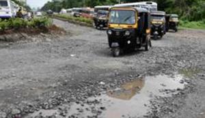 Patni road has developed big potholes at Airoli in Navi Mumbai, July 22, 2019.(Bachchan Kumar / HT Photo) Patni road has developed big potholes at Airoli in Navi Mumbai, July 22, 2019.(Bachchan Kumar / HT Photo)