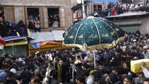 People have been trying to meet the leader of the Shia Association to get instructions on Muharram procession.(Waseem Andrabi/ Hindustan Times) People have been trying to meet the leader of the Shia Association to get instructions on Muharram procession.(Waseem Andrabi/ Hindustan Times)