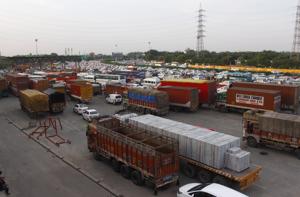 Trucks parked on the Delhi-Gurgaon border at Sirhaul toll plaza. The drivers, during questioning, revealed that they bought these passes from Uber’s officer in Sector 29 through the supervisor, said police.(Yogendra Kumar/HT PHOTO) Trucks parked on the Delhi-Gurgaon border at Sirhaul toll plaza. The drivers, during questioning, revealed that they bought these passes from Uber’s officer in Sector 29 through the supervisor, said police.(Yogendra Kumar/HT PHOTO)