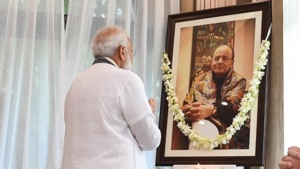Prime Minister Narendra Modi drove down to former union minister Arun Jaitley’s house on Tuesday to pay tributes.(Twitter/@narendramodi) Prime Minister Narendra Modi drove down to former union minister Arun Jaitley’s house on Tuesday to pay tributes.(Twitter/@narendramodi)