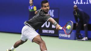 Sumit Nagal returns to Roger Federer during the first round of US Open.(AP) Sumit Nagal returns to Roger Federer during the first round of US Open.(AP)