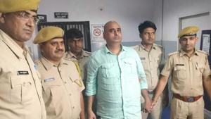 Gangster Mohammad Amin in the custody of Bikaner police on Tuesday, August 27, 2019.(HT Photo) Gangster Mohammad Amin in the custody of Bikaner police on Tuesday, August 27, 2019.(HT Photo)
