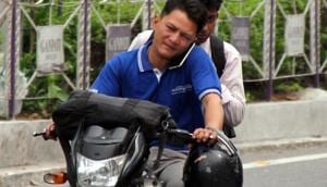 Government officials in Jharkhand will not be allowed to enter their offices if found riding two-wheelers without a helmet under a new ‘no helmet, no entry’ initiative of the state’s transport department.(HT Photo) Government officials in Jharkhand will not be allowed to enter their offices if found riding two-wheelers without a helmet under a new ‘no helmet, no entry’ initiative of the state’s transport department.(HT Photo)
