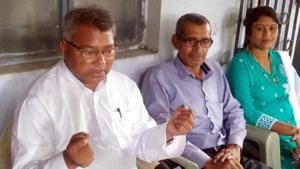 Jharkhand state JD(U) president Salkhan Murmu (in white kurta) talking to media persons in Jamshedpur on Tuesday, August 27,2019.(Manoj Kumar / HT Photo) Jharkhand state JD(U) president Salkhan Murmu (in white kurta) talking to media persons in Jamshedpur on Tuesday, August 27,2019.(Manoj Kumar / HT Photo)