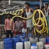 People wait for their turn to fill empty containers, June 12, 2019(Burhaan Kinu/HT PHOTO) People wait for their turn to fill empty containers, June 12, 2019(Burhaan Kinu/HT PHOTO)