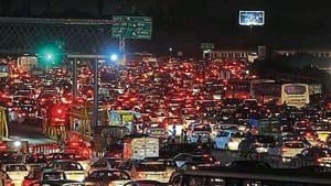 A breakdown of a truck on the service lane of the Delhi-Gurgaon Expressway, just before the cut to the Dwarka link road, resulted in 7.5 kilometer congestion till IFFCO chowk and Cyber city. (Photo by Parveen Kumar/Hindustan Times) A breakdown of a truck on the service lane of the Delhi-Gurgaon Expressway, just before the cut to the Dwarka link road, resulted in 7.5 kilometer congestion till IFFCO chowk and Cyber city. (Photo by Parveen Kumar/Hindustan Times)