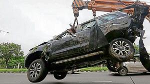 Three persons were killed and six injured after a speeding Ford Endeavour SUV lost balance and fell off Yamuna Expressway near Zero Point, in Greater Noida, on Sunday, August 18, 2019. (HT Photo) Three persons were killed and six injured after a speeding Ford Endeavour SUV lost balance and fell off Yamuna Expressway near Zero Point, in Greater Noida, on Sunday, August 18, 2019. (HT Photo)