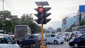 The incident took place at Turner Junction traffic signal, next to Sadhu Vaswani garden on SV Road. Image used for representational purpose only.(Ravindra Joshi/HT PHOTO) The incident took place at Turner Junction traffic signal, next to Sadhu Vaswani garden on SV Road. Image used for representational purpose only.(Ravindra Joshi/HT PHOTO)
