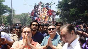 A throwback picture of Rajeev Kapoor, Ranbir Kapoor and Rishi Kapoor from their Ganpati celebrations.(Instagram) A throwback picture of Rajeev Kapoor, Ranbir Kapoor and Rishi Kapoor from their Ganpati celebrations.(Instagram)