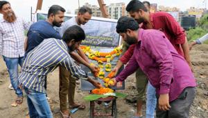 Residents of Kalyan gathered near Patripool bridge and marked the one year death anniversary of the bridge in Kalyan, India, on Thursday.(HT Photo) Residents of Kalyan gathered near Patripool bridge and marked the one year death anniversary of the bridge in Kalyan, India, on Thursday.(HT Photo)