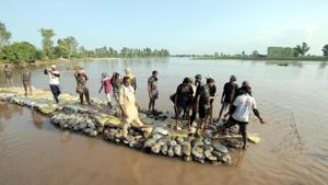 Villagers with army officials repairing a breach near village Mandla Channa near Lohian, Punjab, Thursday, August 29, 2019.(Pardeep Pandit / HT Photo) Villagers with army officials repairing a breach near village Mandla Channa near Lohian, Punjab, Thursday, August 29, 2019.(Pardeep Pandit / HT Photo)
