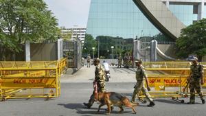 CISF personnel patrol the CBI HQ premises in New Delhi. The agency carried out 150 surprise checks across the country on its anti-corruption drive.(PTI) CISF personnel patrol the CBI HQ premises in New Delhi. The agency carried out 150 surprise checks across the country on its anti-corruption drive.(PTI)