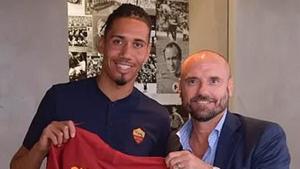 Chris Smalling poses with the AS Roma jersey.(AS Roma/ Twitter) Chris Smalling poses with the AS Roma jersey.(AS Roma/ Twitter)