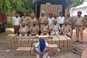 The accused and recovered items in police custody in Ludhiana on Friday(HT Photo)