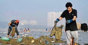 (Afroz Shah and residents during a beach clean up) (Afroz Shah and residents during a beach clean up)