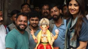 Shilpa Shetty smiles as she brings her Ganpati home.(Varinder Chawla) Shilpa Shetty smiles as she brings her Ganpati home.(Varinder Chawla)