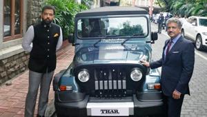 Anand Mahindra and Lakshyaraj Singh Mewar standing in front of Thar.(Twitter/@lakshyarajmewar) Anand Mahindra and Lakshyaraj Singh Mewar standing in front of Thar.(Twitter/@lakshyarajmewar)