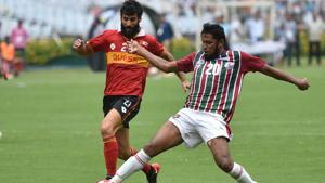 Suhair VP (20) of Mohun Bagan and Marti Crepsi (21) of East Bengal in action.(Samir Jana / HT) Suhair VP (20) of Mohun Bagan and Marti Crepsi (21) of East Bengal in action.(Samir Jana / HT)
