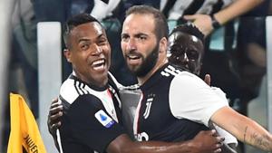 Juventus' Gonzalo Higuain celebrates scoring their second goal with Alex Sandro and Blaise Matuidi.(REUTERS)