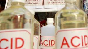 Delhi government has issued fines amounting to nearly Rs. 7 lakh and seized over 1,000 litres of acid in about 100 searches.(Sanjeev Verma/HT/For Rep. Purposes Only) Delhi government has issued fines amounting to nearly Rs. 7 lakh and seized over 1,000 litres of acid in about 100 searches.(Sanjeev Verma/HT/For Rep. Purposes Only)