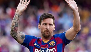 Lionel Messi of FC Barcelona waves to the crowd.(Getty Images) Lionel Messi of FC Barcelona waves to the crowd.(Getty Images)