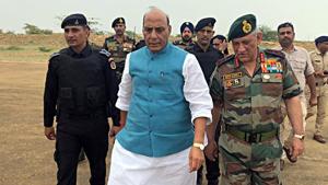 Defence Minister Rajnath Singh and Army Chief Bipin Rawat in Pokhran.(ANI) Defence Minister Rajnath Singh and Army Chief Bipin Rawat in Pokhran.(ANI)