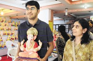 Residents take home their eco-friendly Ganpati idols from a stall at Tilak road on Sunday.(Ravindra Joshi/HT PHOTO) Residents take home their eco-friendly Ganpati idols from a stall at Tilak road on Sunday.(Ravindra Joshi/HT PHOTO)