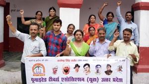 Teachers protesting against the selfie based attendance system(HT) Teachers protesting against the selfie based attendance system(HT)