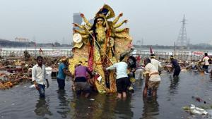 Devotees immerse idol goddess Durga in Yamuna river at Kalindi Kunj.(Mohd Zakir/HT PHOTO) Devotees immerse idol goddess Durga in Yamuna river at Kalindi Kunj.(Mohd Zakir/HT PHOTO)