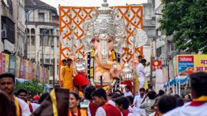 Traditional dhol-tasha pathak, bands and Sanai Chowghada perform during the Tulsibaug Ganesh Chaturthi procession in the city on Monday. The procession attracted a huge crowd.(Sanket Wankhade / Hindustan Times) Traditional dhol-tasha pathak, bands and Sanai Chowghada perform during the Tulsibaug Ganesh Chaturthi procession in the city on Monday. The procession attracted a huge crowd.(Sanket Wankhade / Hindustan Times)