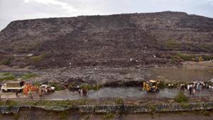 Garbage slide at Ghazipur in New Delhi, India on Friday September 01, 2017.(Photo: Mohd Zakir / Hindustan Times) Garbage slide at Ghazipur in New Delhi, India on Friday September 01, 2017.(Photo: Mohd Zakir / Hindustan Times)